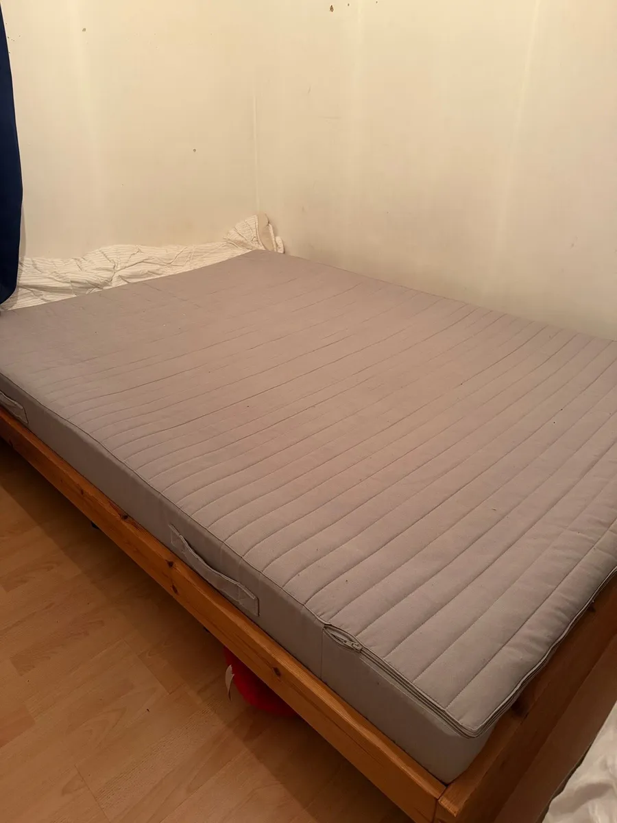 Bed with bed tables - Image 3