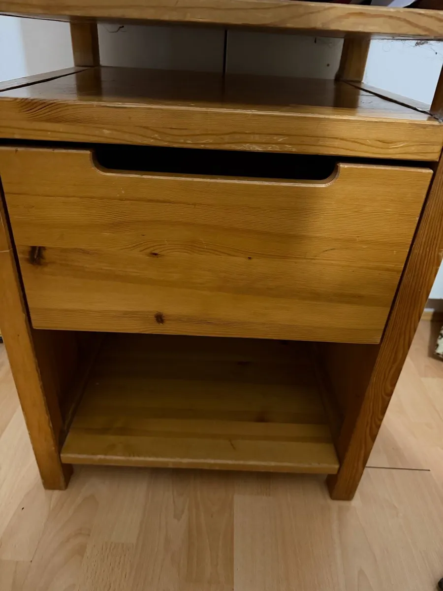 Bed with bed tables - Image 4