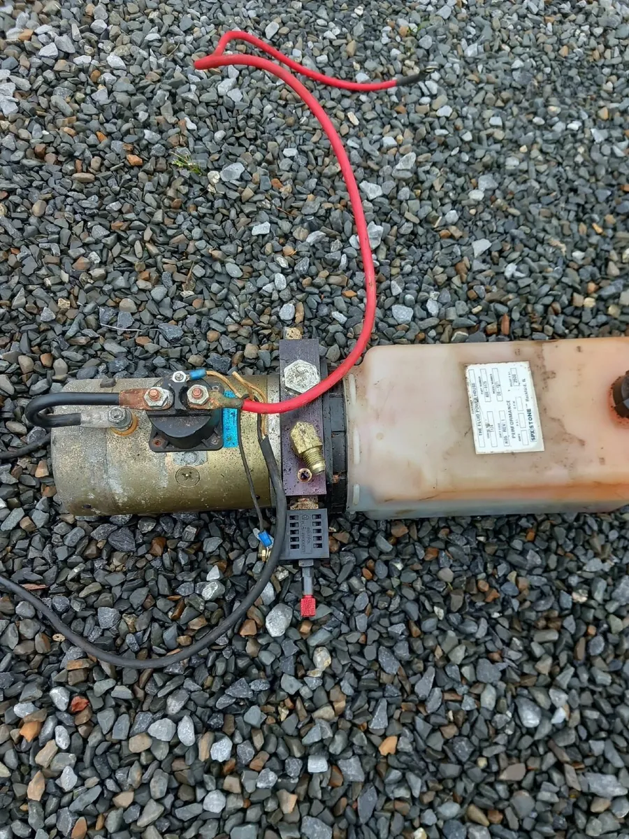 12 v Hydraulic pump and Reservoir tank - Image 2