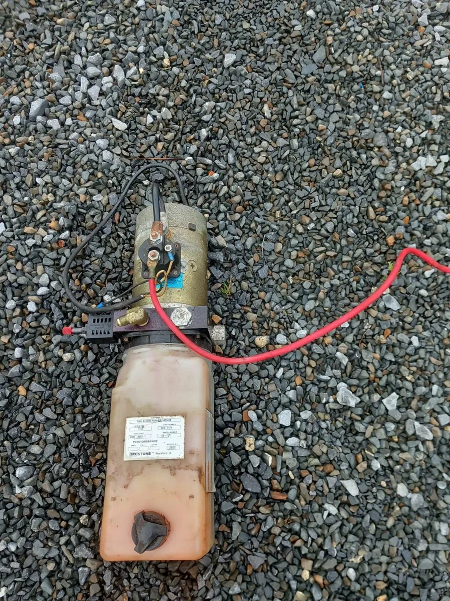 12 v Hydraulic pump and Reservoir tank - Image 3