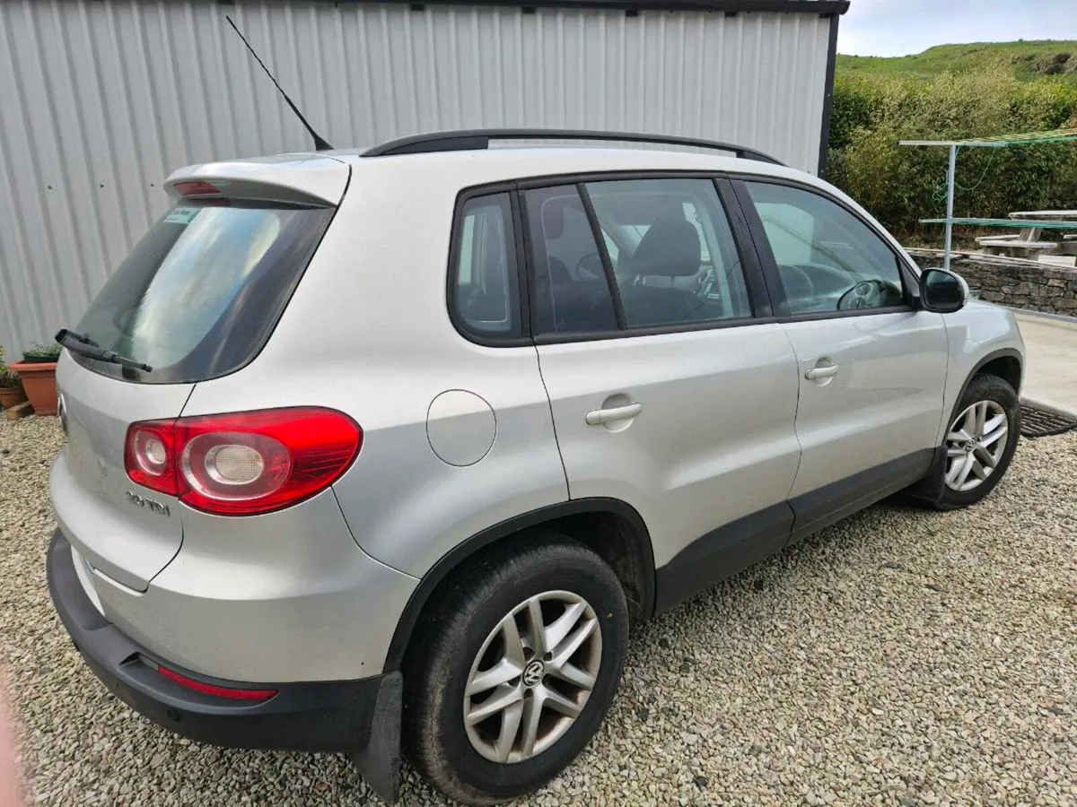 Volkswagen Tiguan SUV 4WD Silver 2009 - Image 3