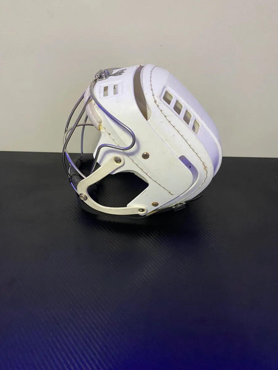 Hurling helmet - Image 2