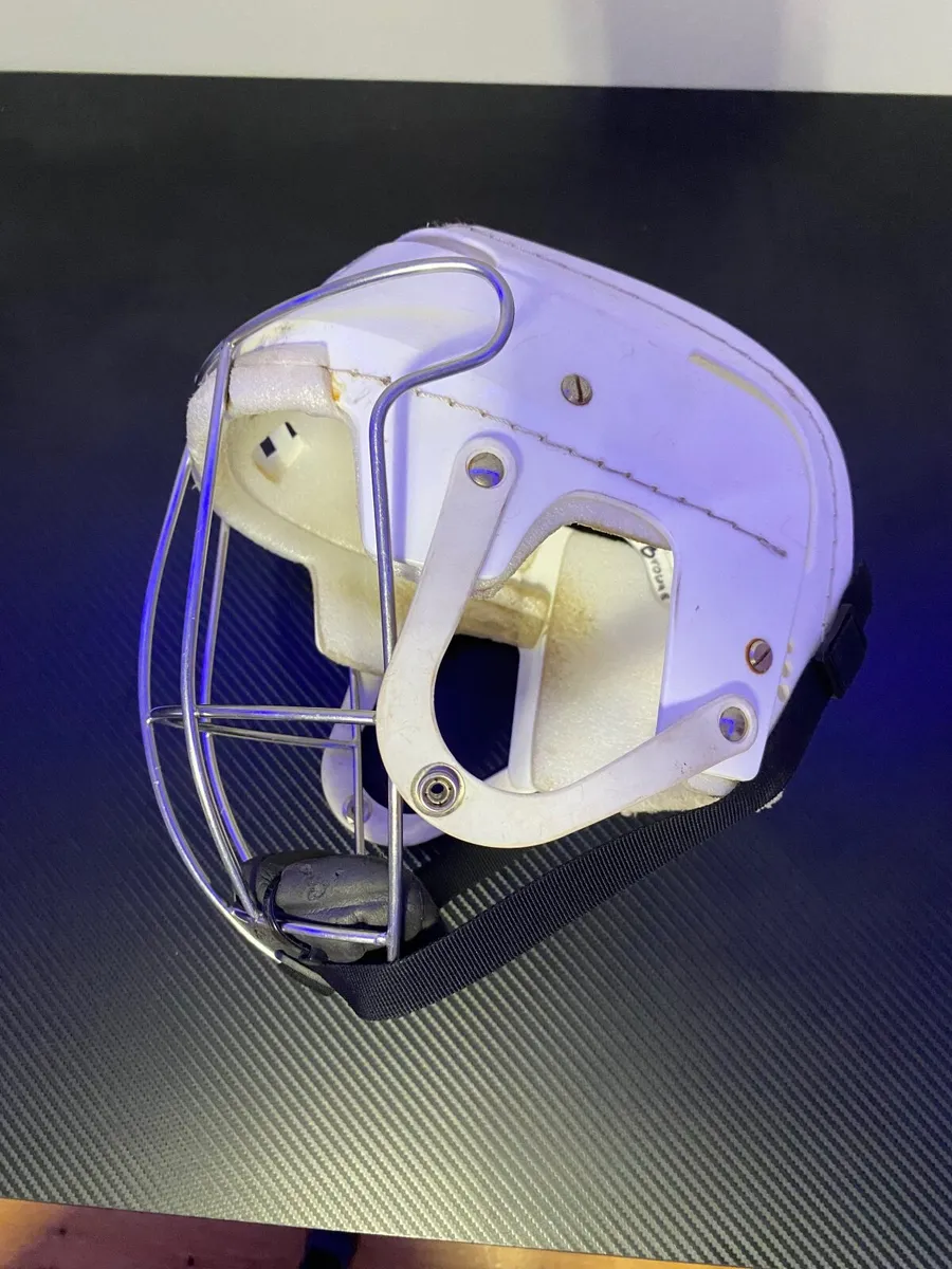 Hurling helmet - Image 4