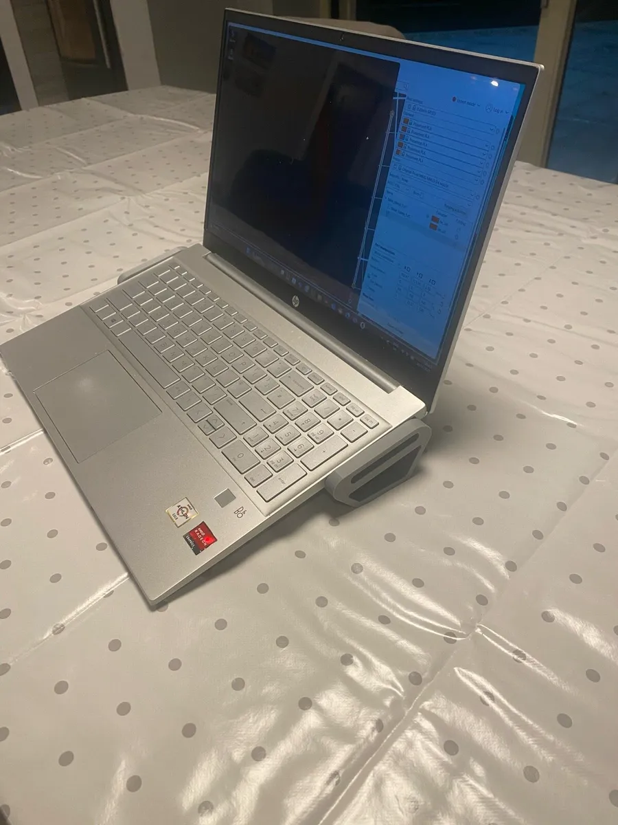 Laptop stand/riser - Image 1