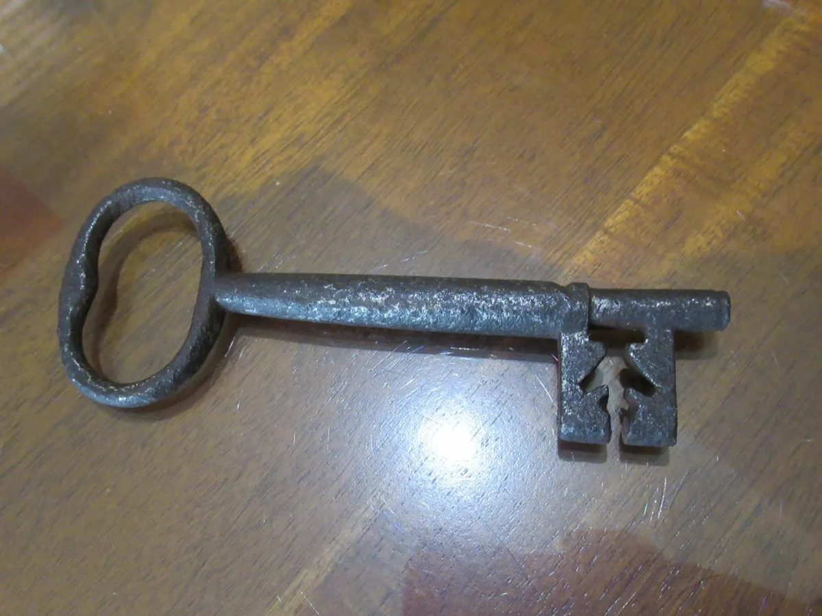 antique vintage COTTAGE PUB KEY hammer  kitchen - Image 4