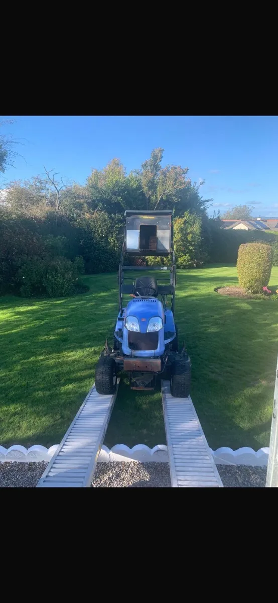 ISEKI SXG326 diesel high tip lawnmower - Image 4