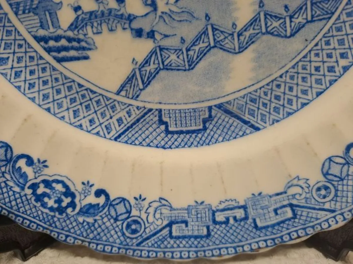 Antique Blue Willow pattern plate scalloped edge - Image 4