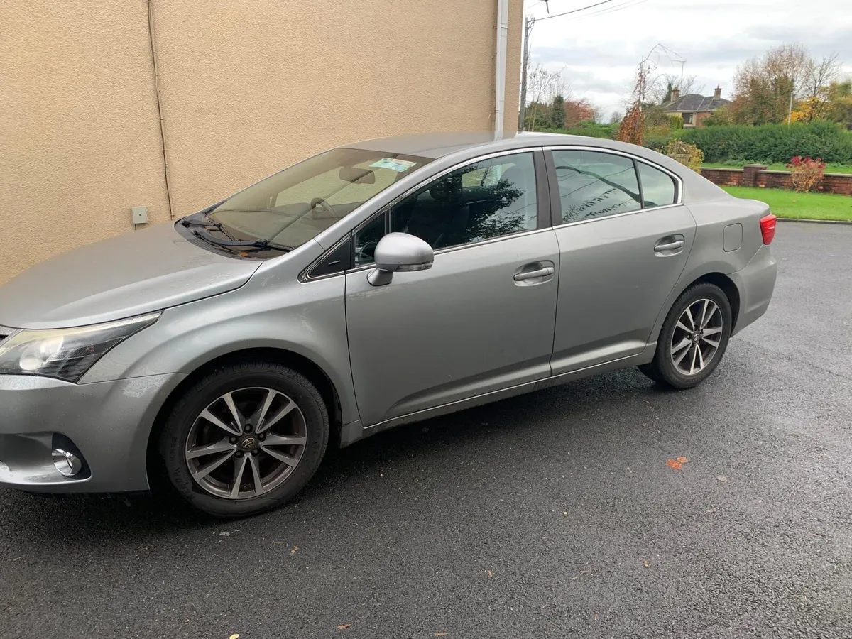 Silver Toyota Avensis - Image 2