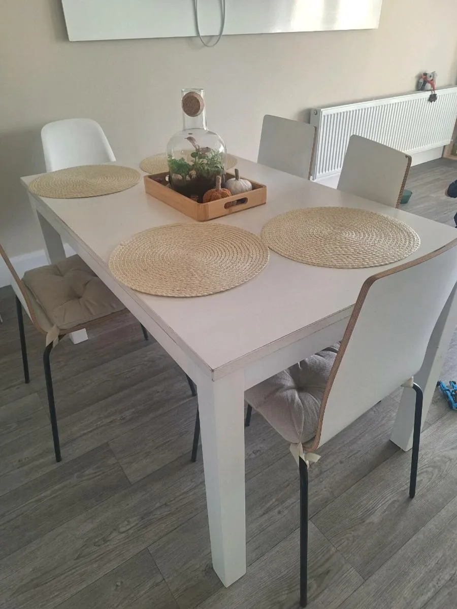 Extendable table and chairs - Image 3