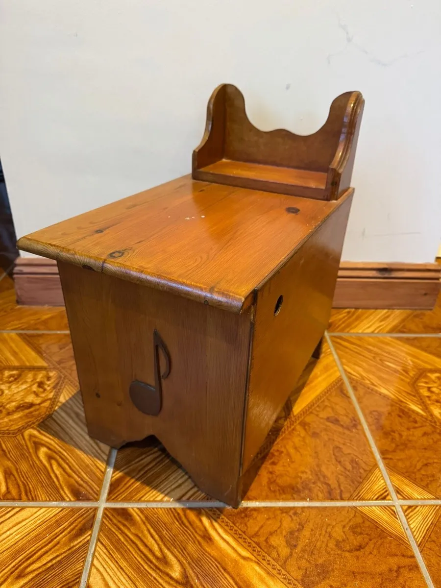 Kids wooden storage bench / chair with music note - Image 1