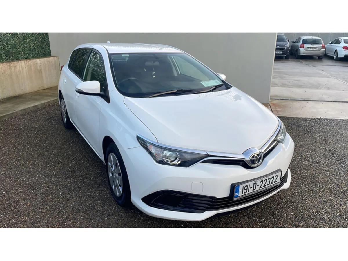 Toyota Auris 1.4 D-4D TERRA 4DR - Image 1