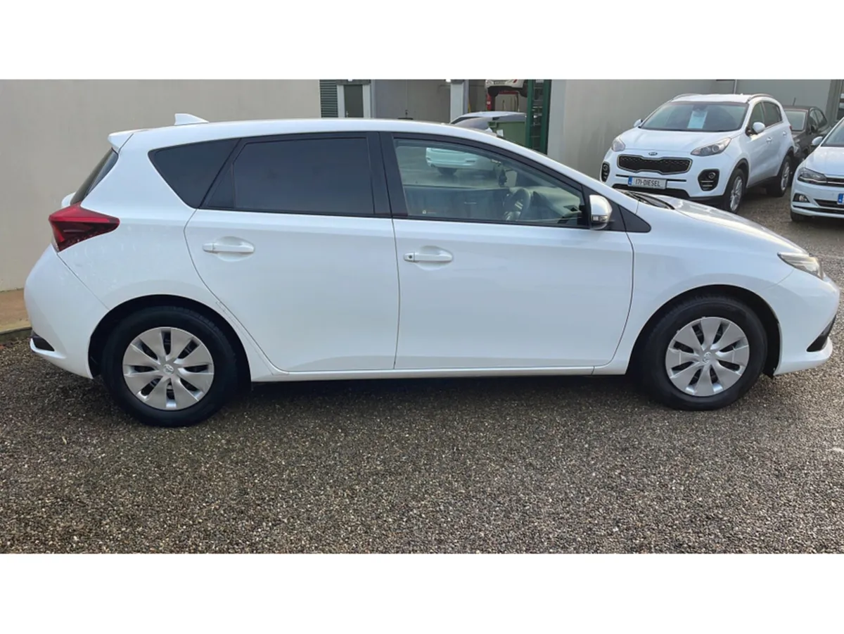 Toyota Auris 1.4 D-4D TERRA 4DR - Image 3