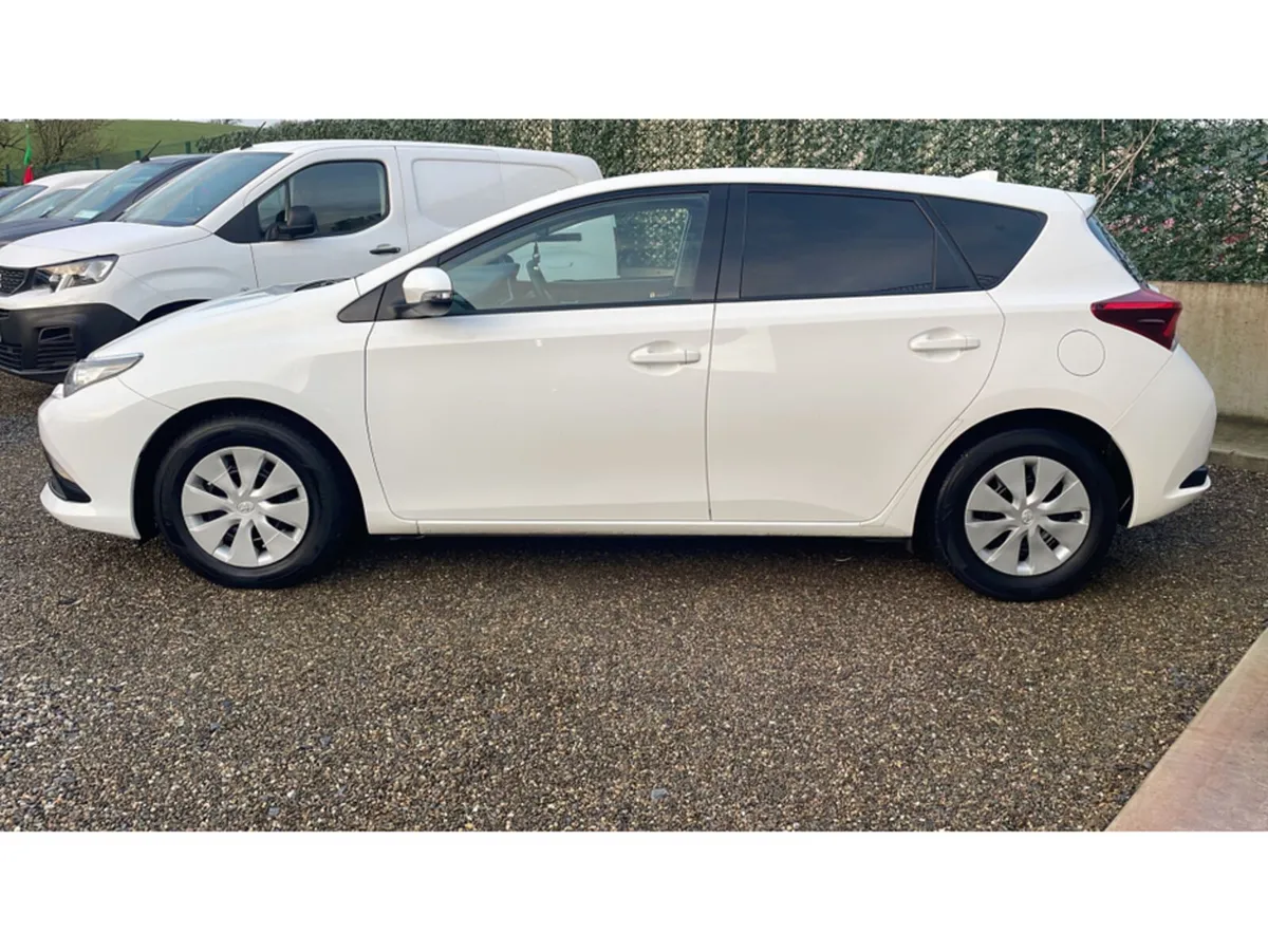 Toyota Auris 1.4 D-4D TERRA 4DR - Image 4