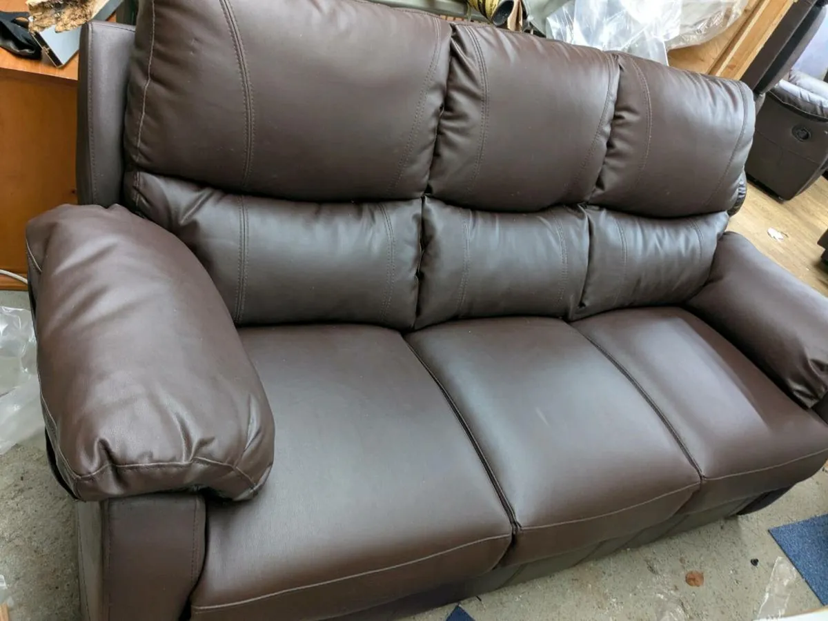 Couch with 2 recliner chairs - Image 2