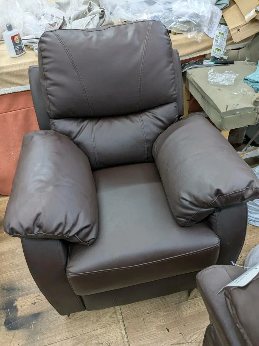 Couch with 2 recliner chairs - Image 3