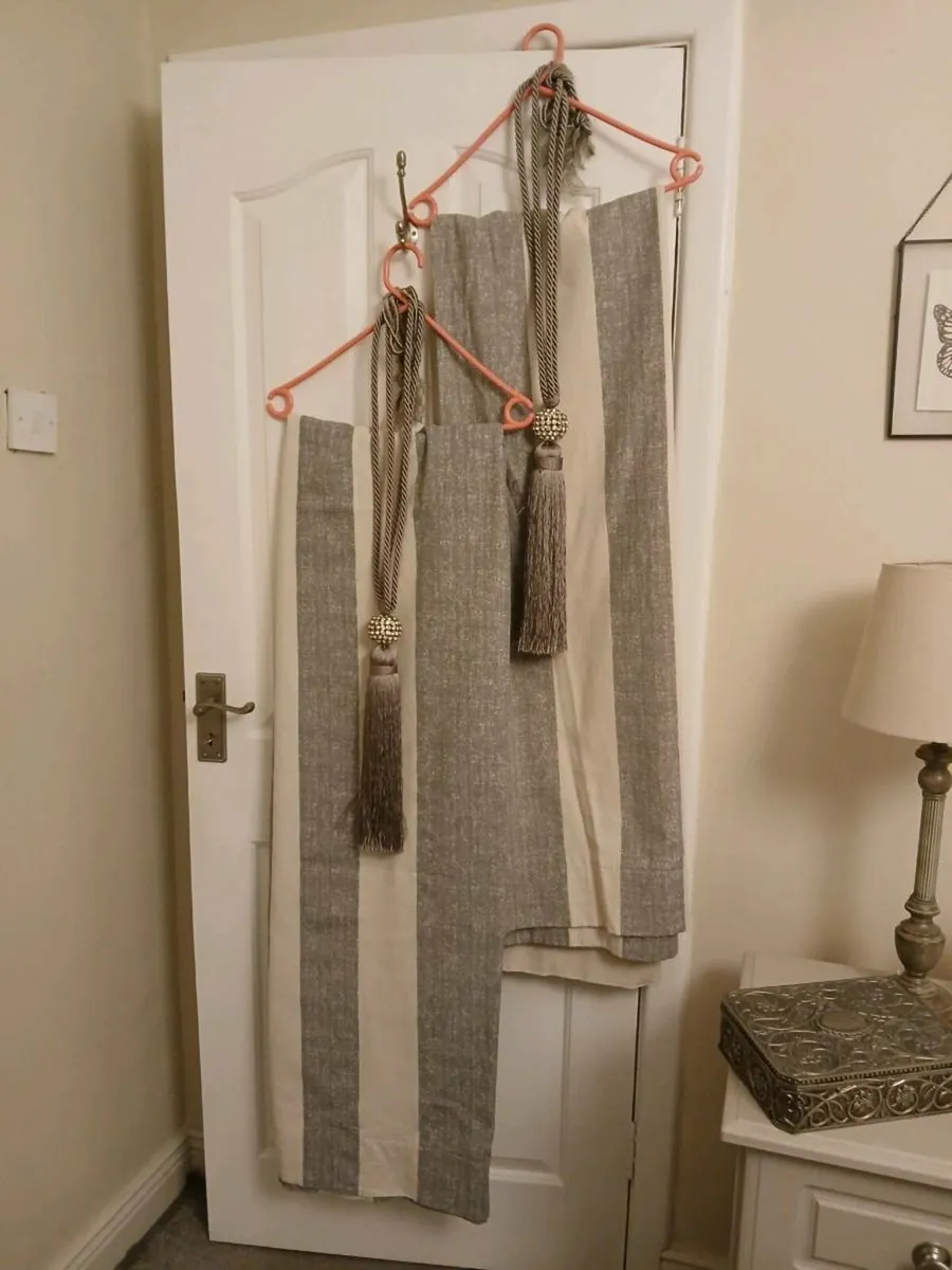 Sitting room curtina - Image 1