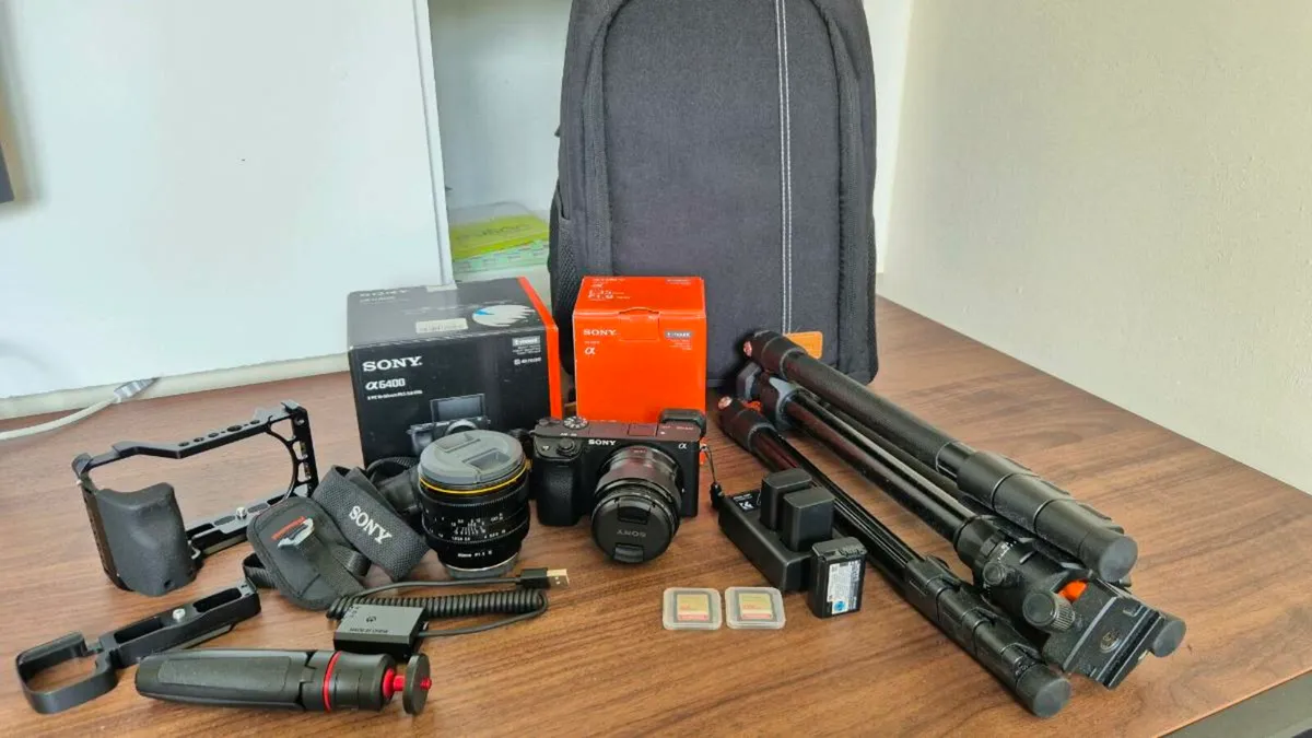 Sony a6400 Bundle - Image 1
