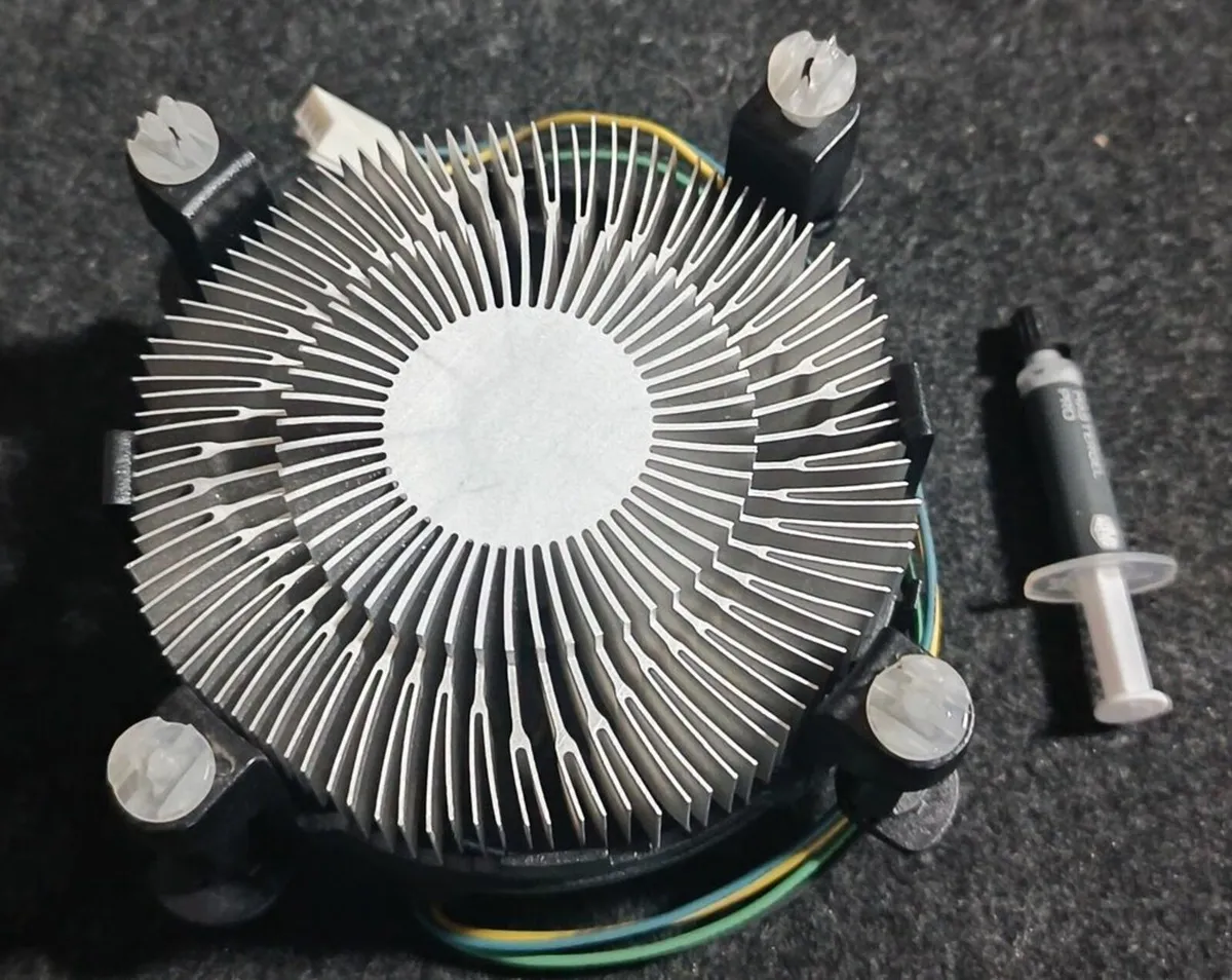 Intel OEM Cooler with Thermal Paste - Image 2