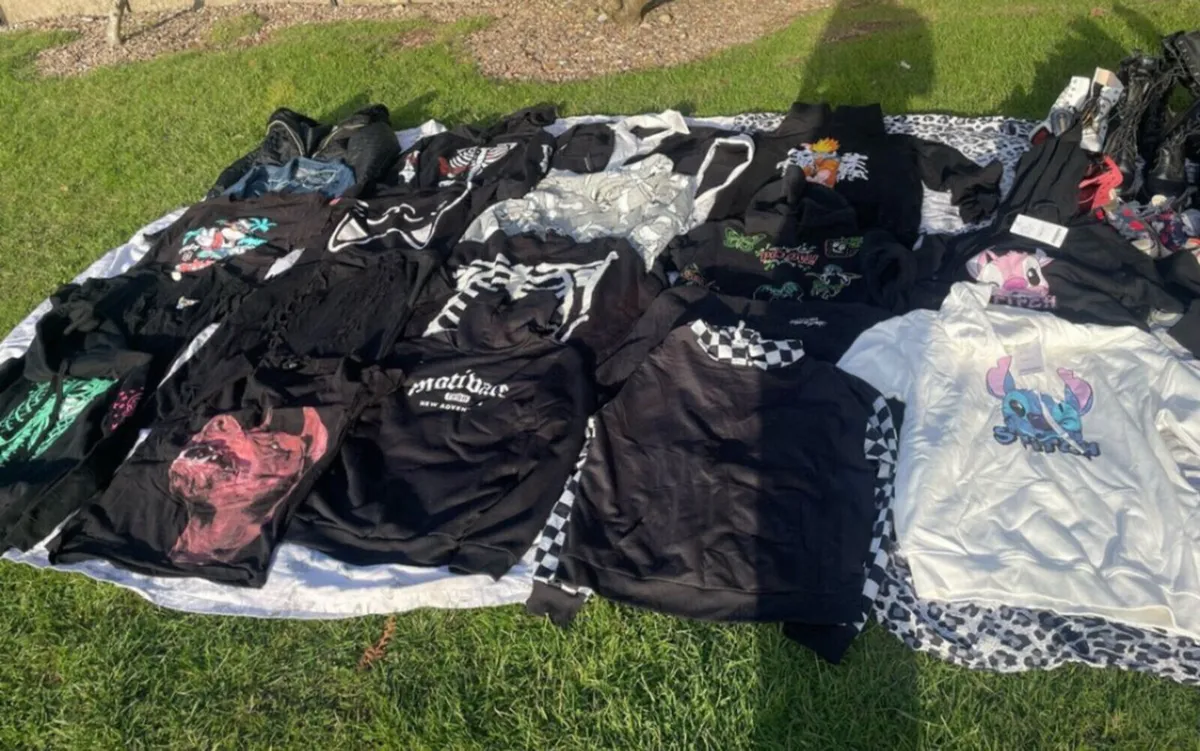 Lots of clothes - Image 2