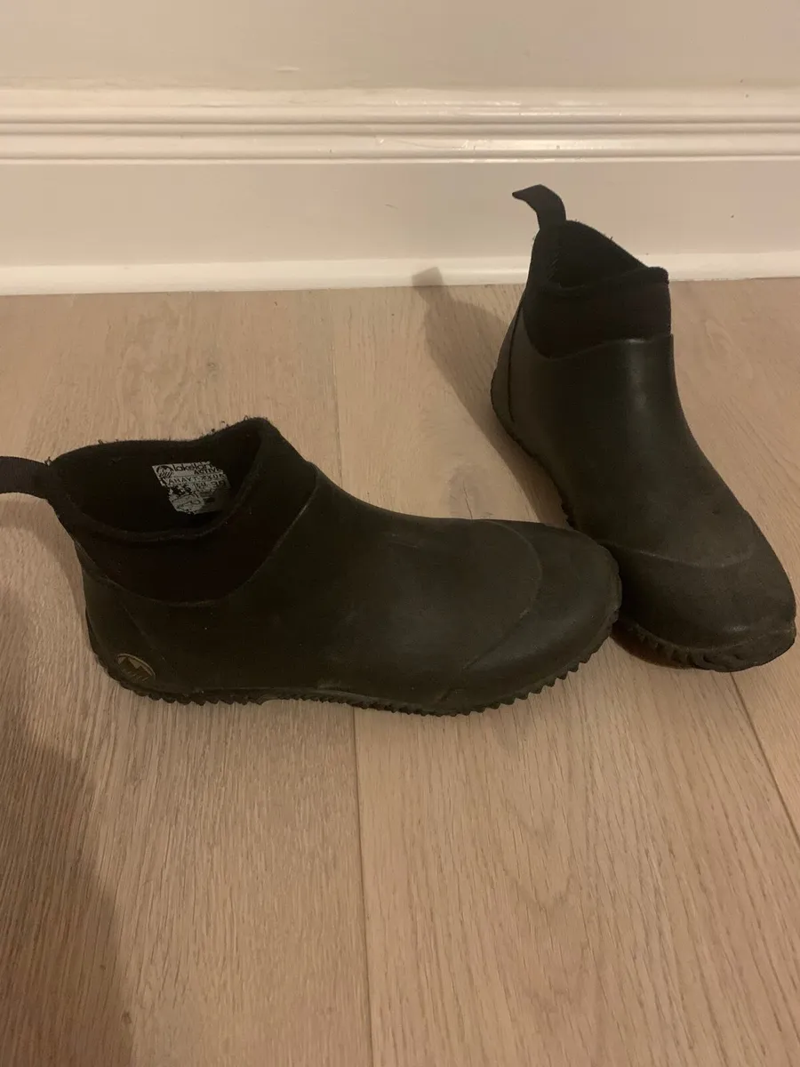 Waterproof woman boots size 6 - Image 1