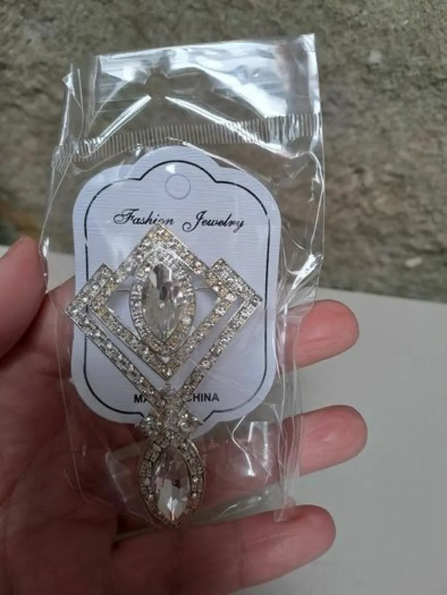 Large rhinestone crystal brooch - Image 1