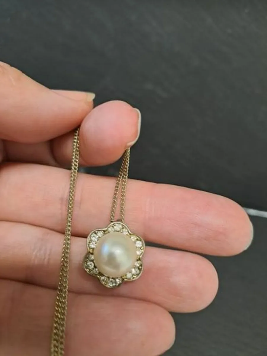 Pearl, diamond pendant and silver necklace - Image 1