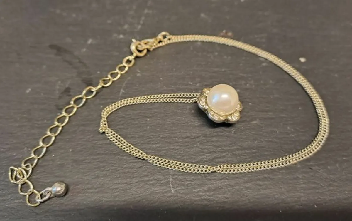 Pearl, diamond pendant and silver necklace - Image 3