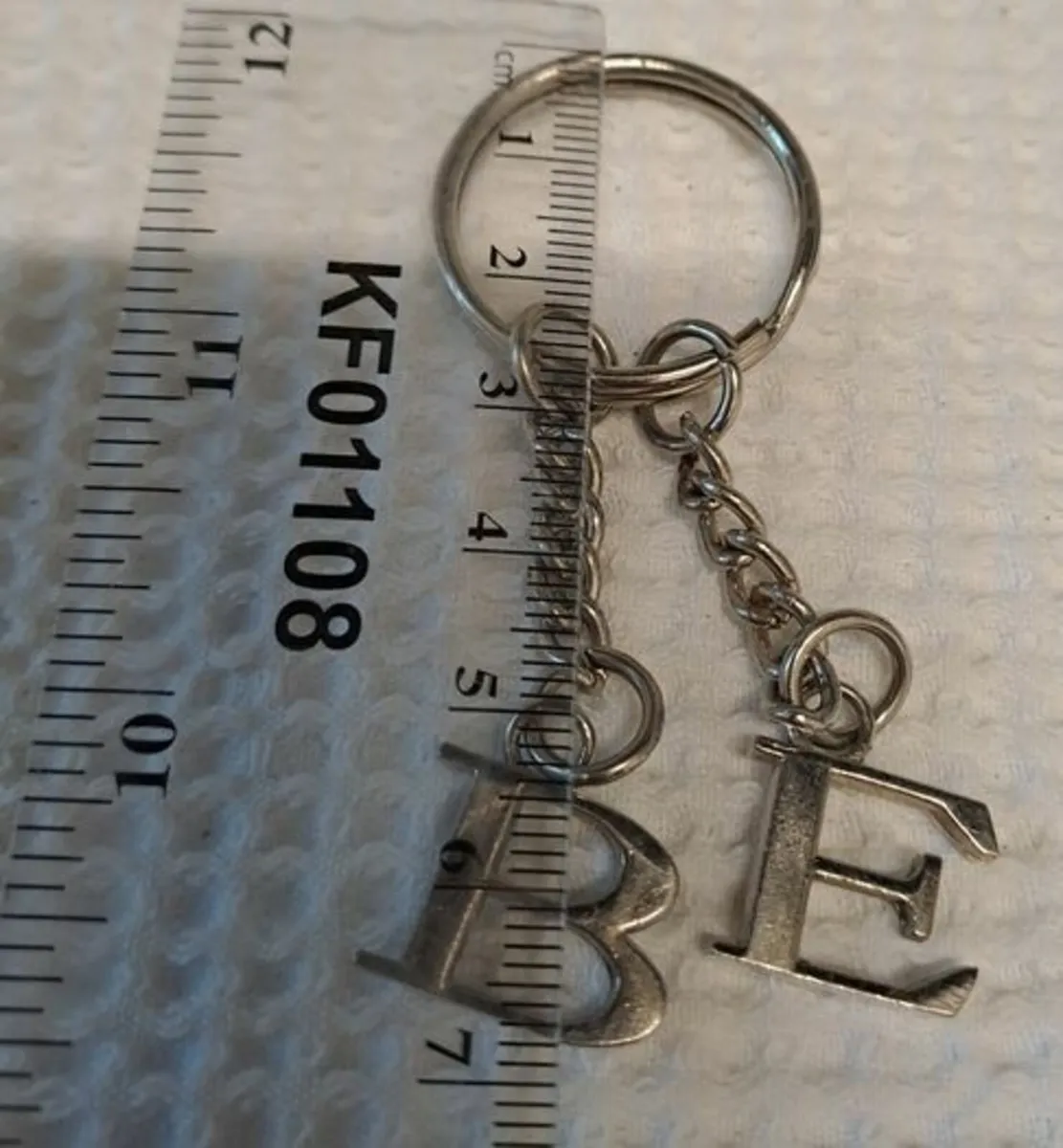 Keyring with letters B and E - Image 2