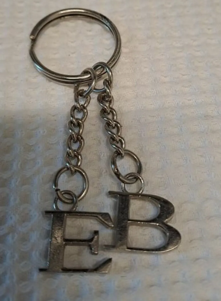 Keyring with letters B and E - Image 3