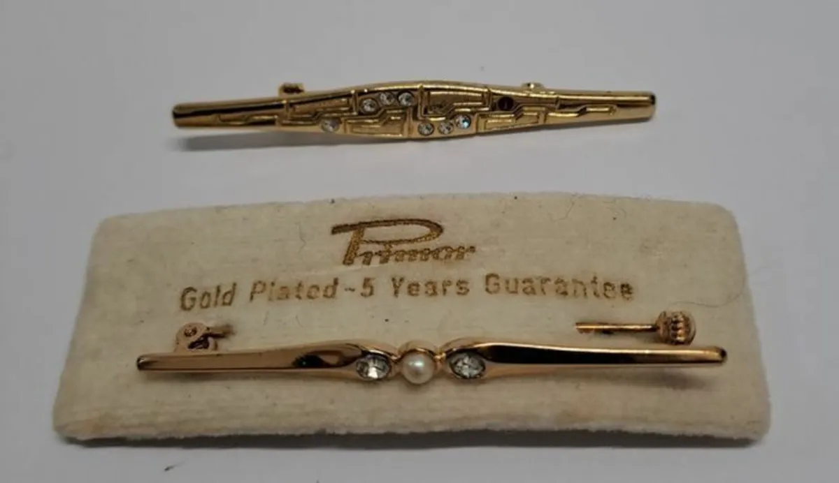 Vintage gold plated brooches - Image 1