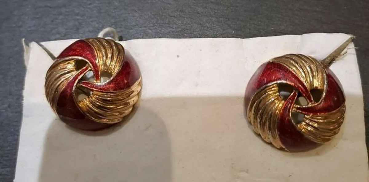 Clip on earrings - Image 1