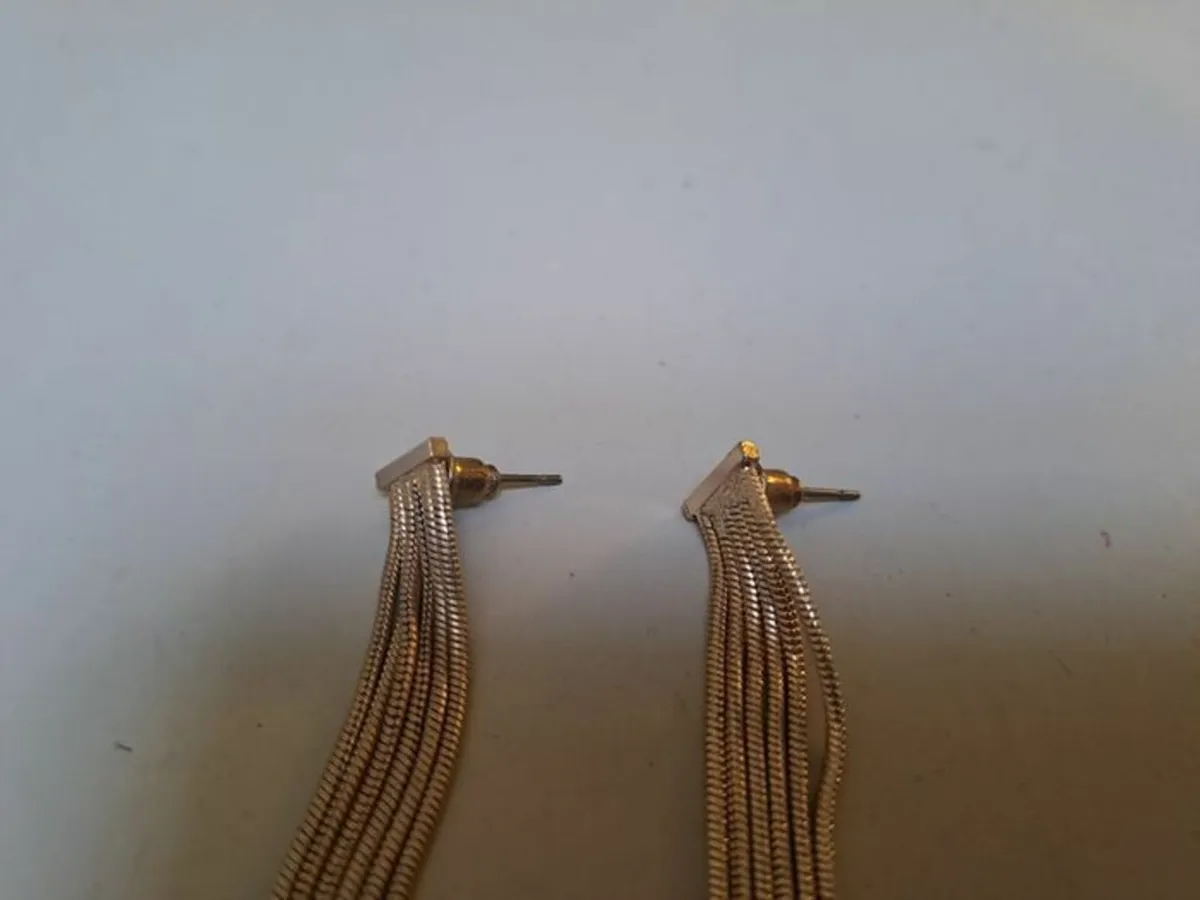Earrings hanging - Image 3