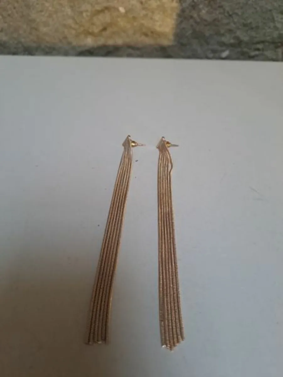 Earrings hanging - Image 4