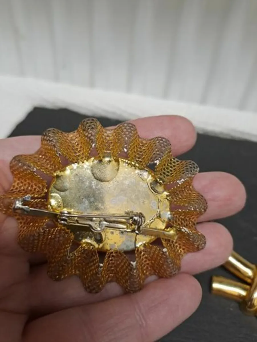 4 Brooches for a tenner - Image 3