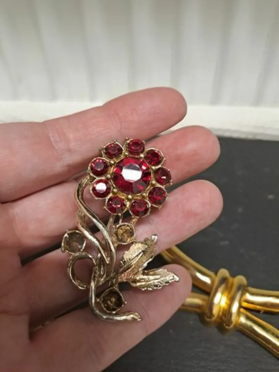 4 Brooches for a tenner - Image 4