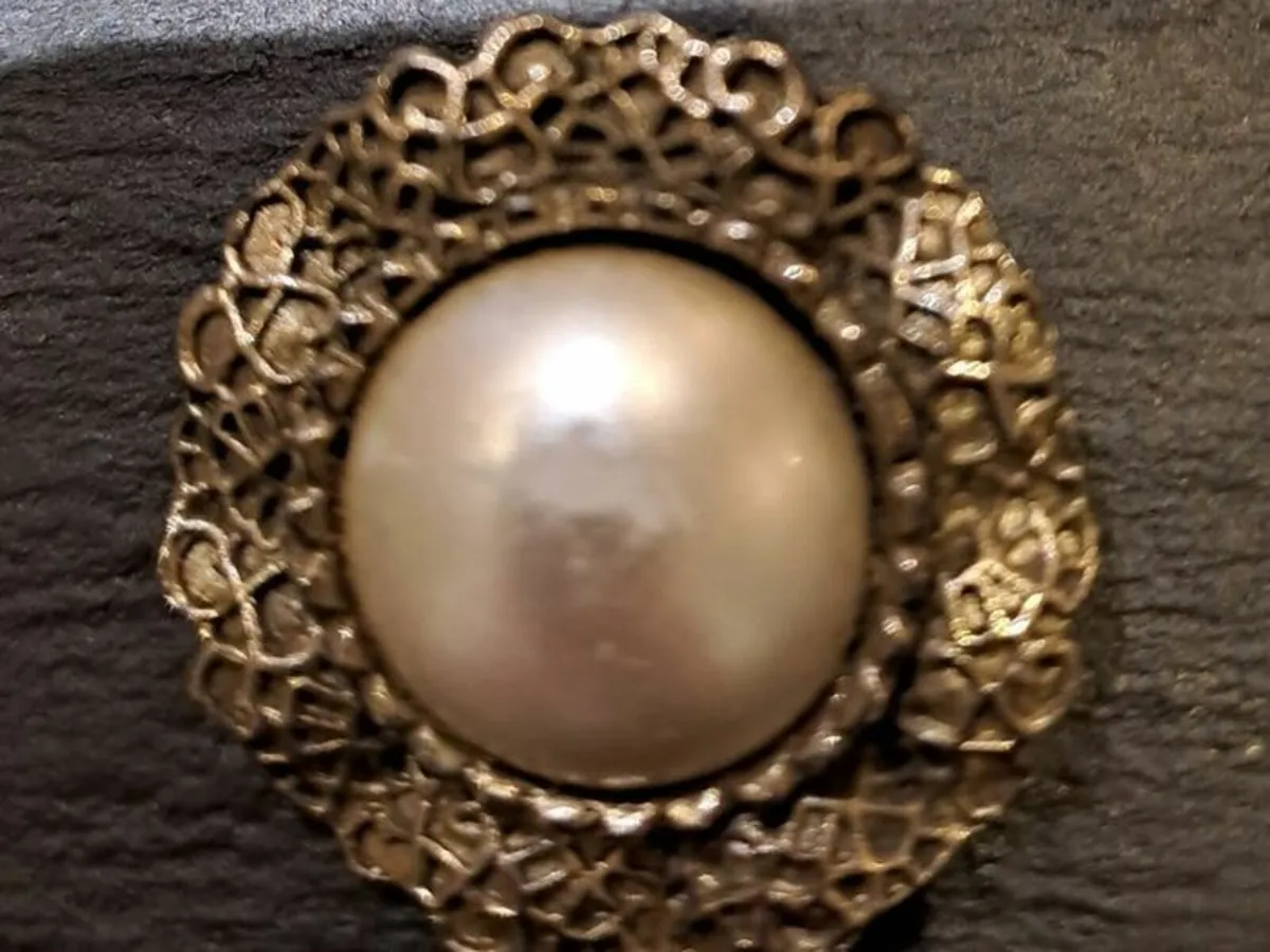 Pearl like brooch - Image 1
