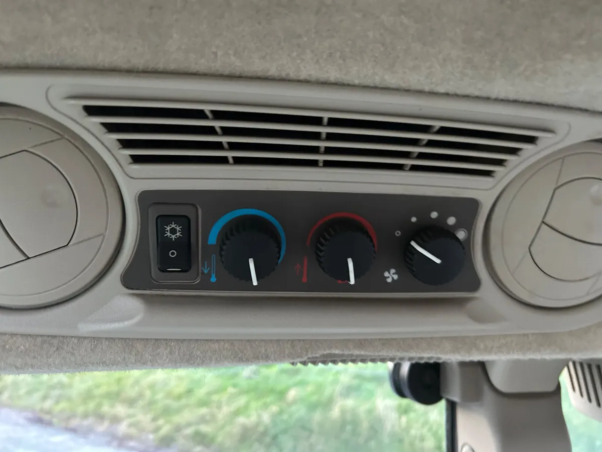 2018 John Deere 5075E - Image 3