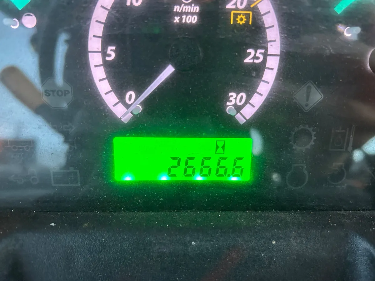 2018 John Deere 5075E - Image 2