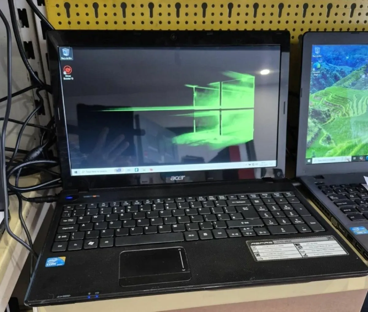 Acer 5742 laptop - Damaged lid!