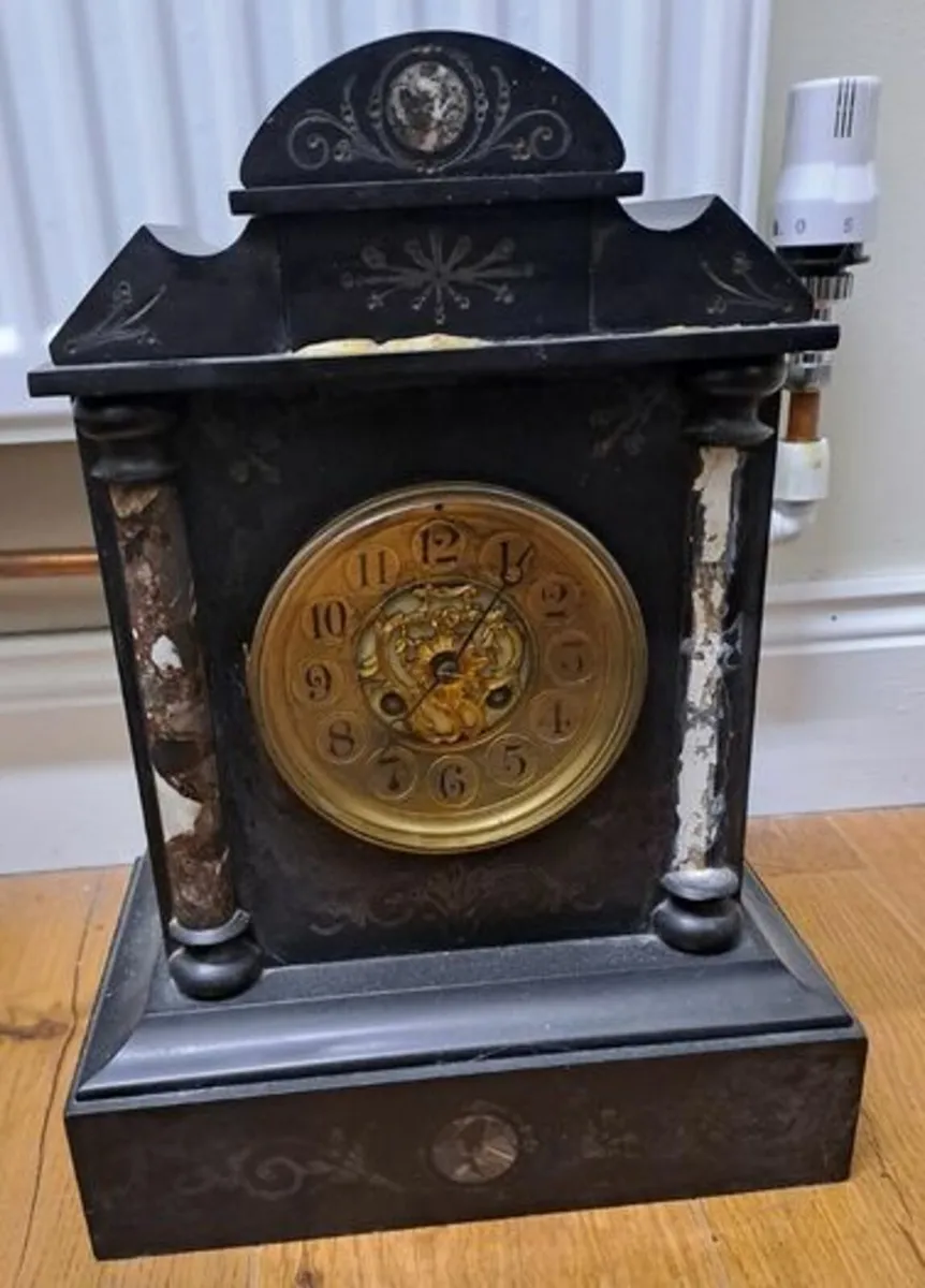 Marble and brass mantle clock - Image 1