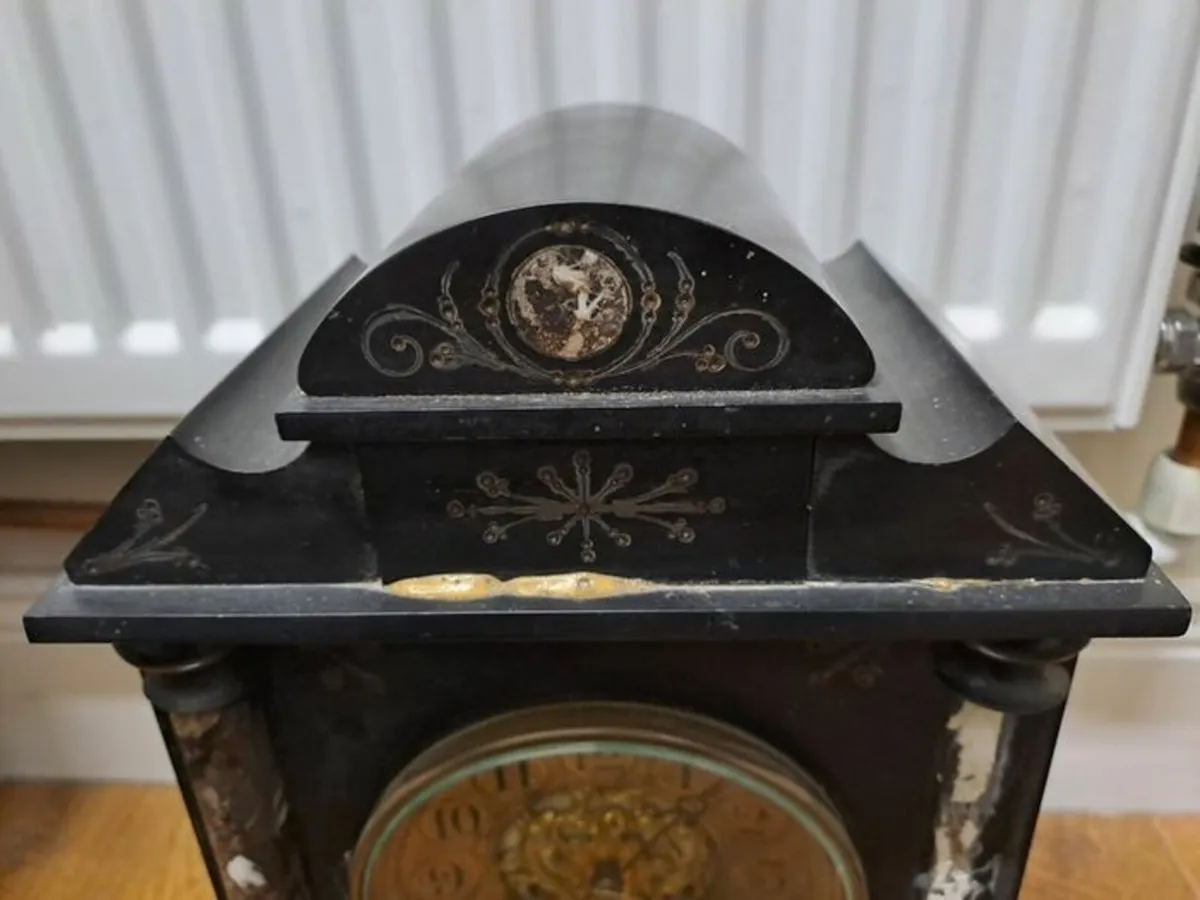 Marble and brass mantle clock - Image 3