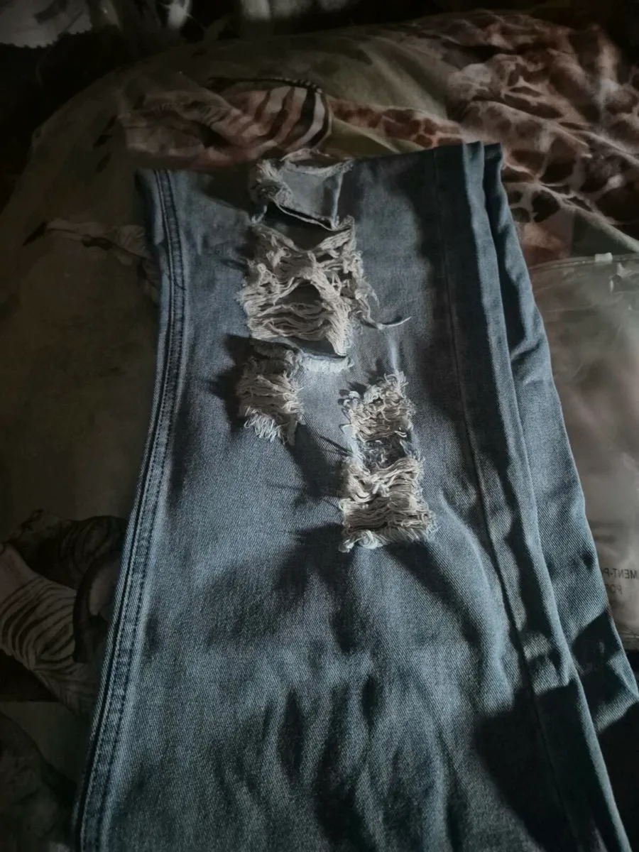 COMBATS AND JEANS - Image 3