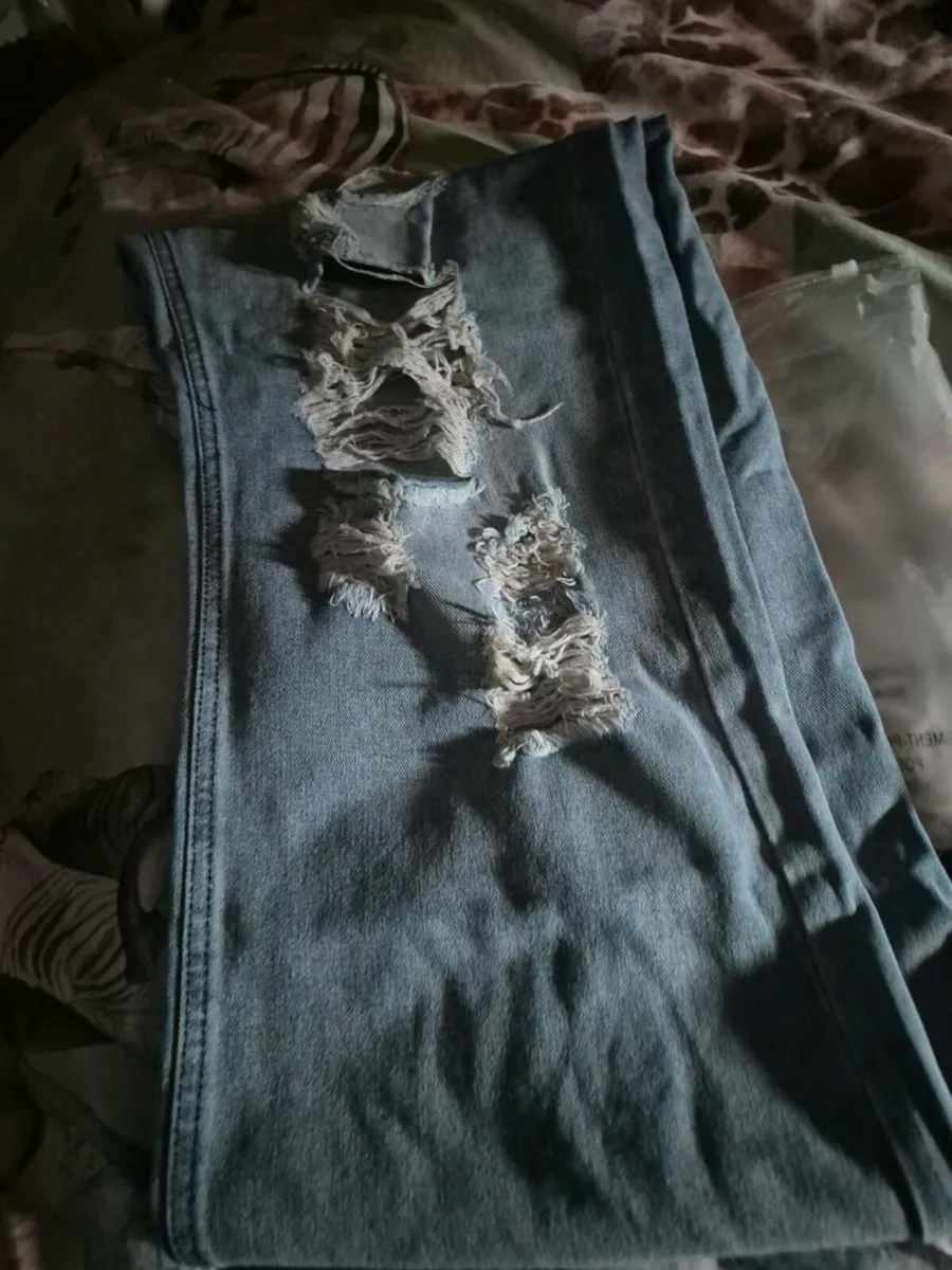 COMBATS AND JEANS - Image 4