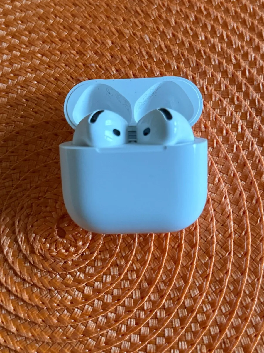 AirPods 4. - Image 1