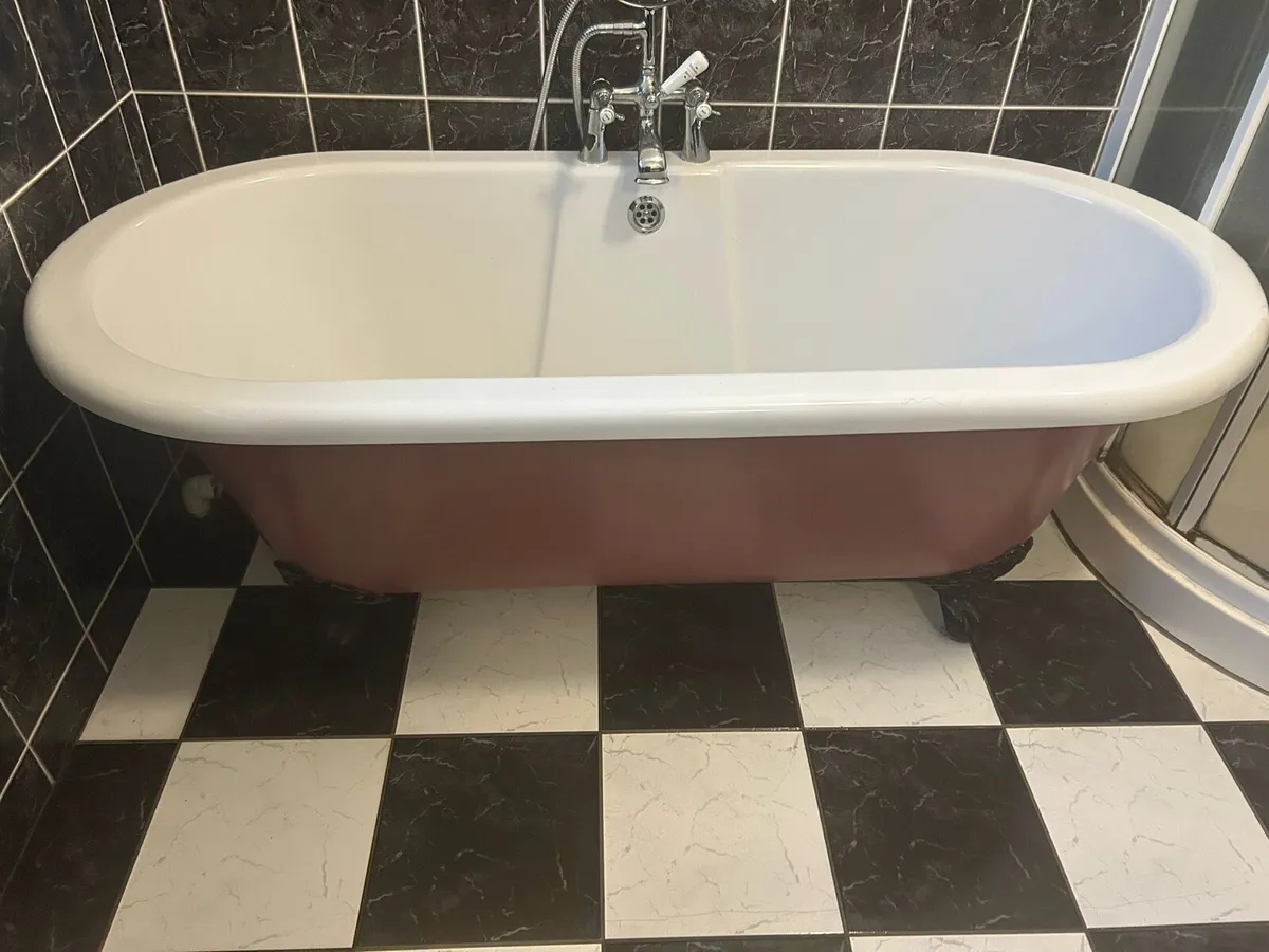 Bathroom suite - Image 1