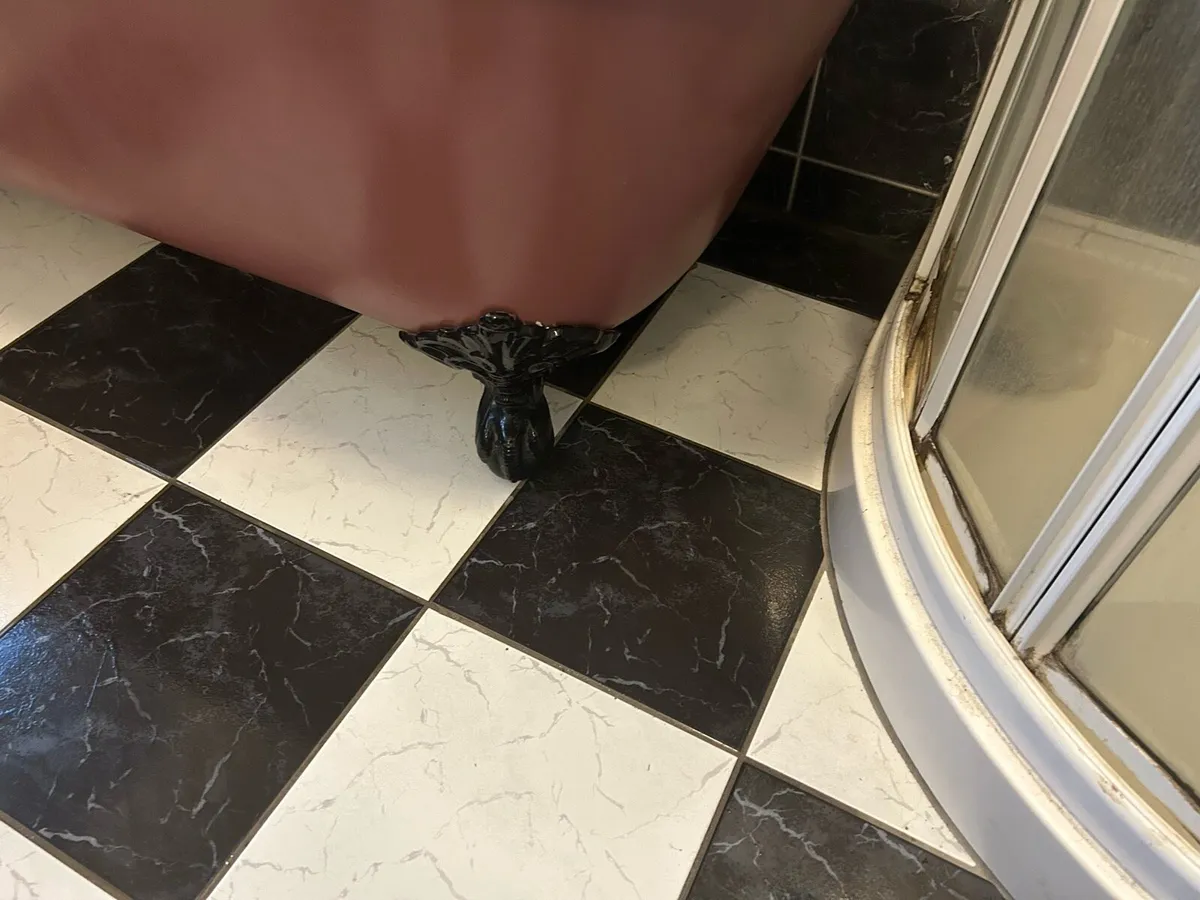 Bathroom suite - Image 2