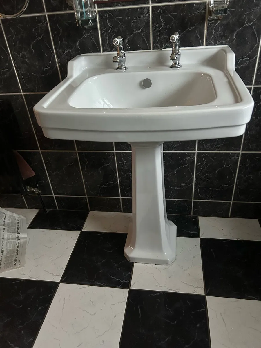 Bathroom suite - Image 4