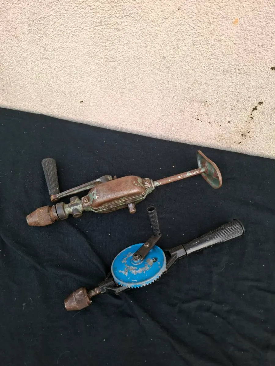 Duo small vintage handtools