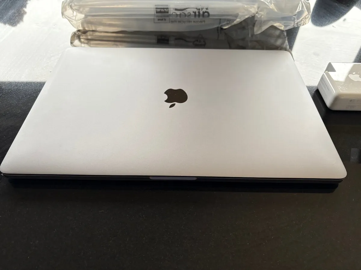 As New 16" Apple MacBook Pro Tahoe (512GB SSD, 16g - Image 3
