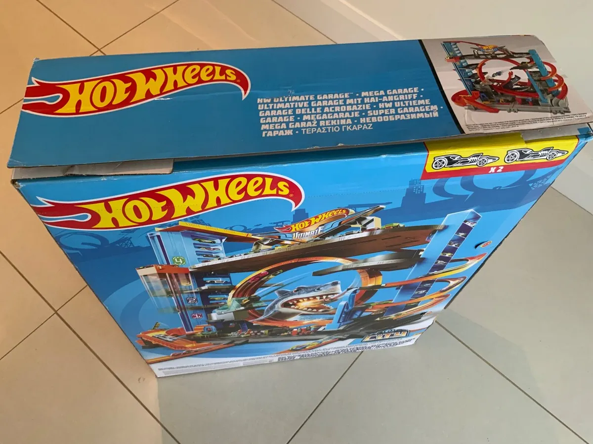Hot wheels ultimate garage shark - Image 3